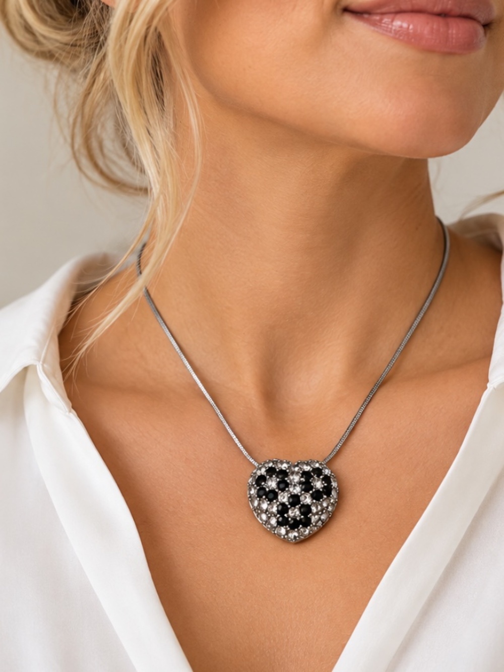 Vintage Rhinestone Heart Pendant Necklace – Statement Jewelry
